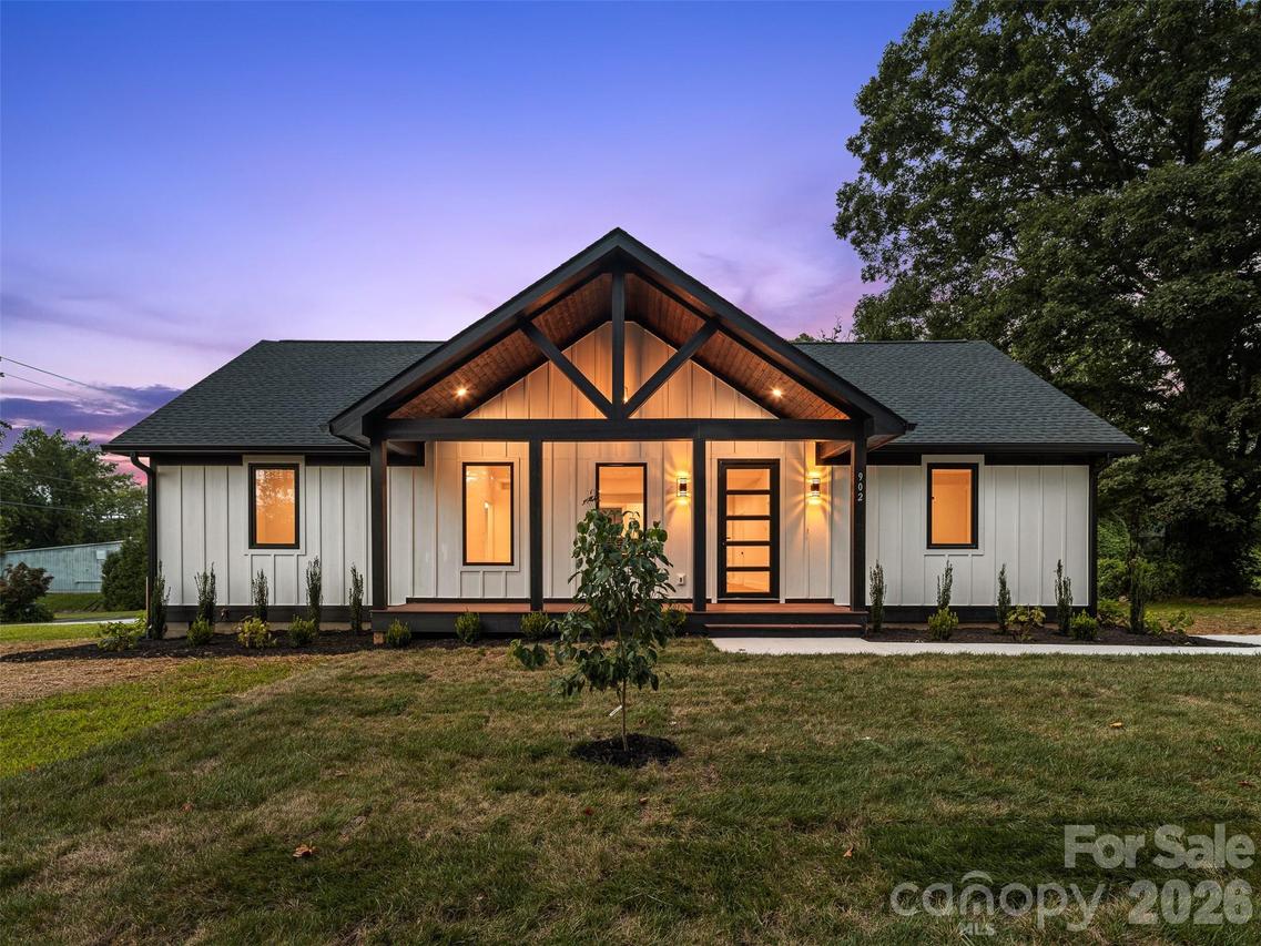 902 Narva Rd., Hendersonville, NC 28792