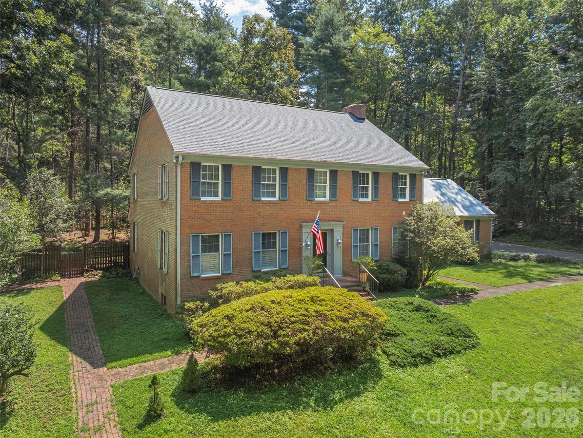 200 Heathcote Rd., Hendersonville, NC 28791