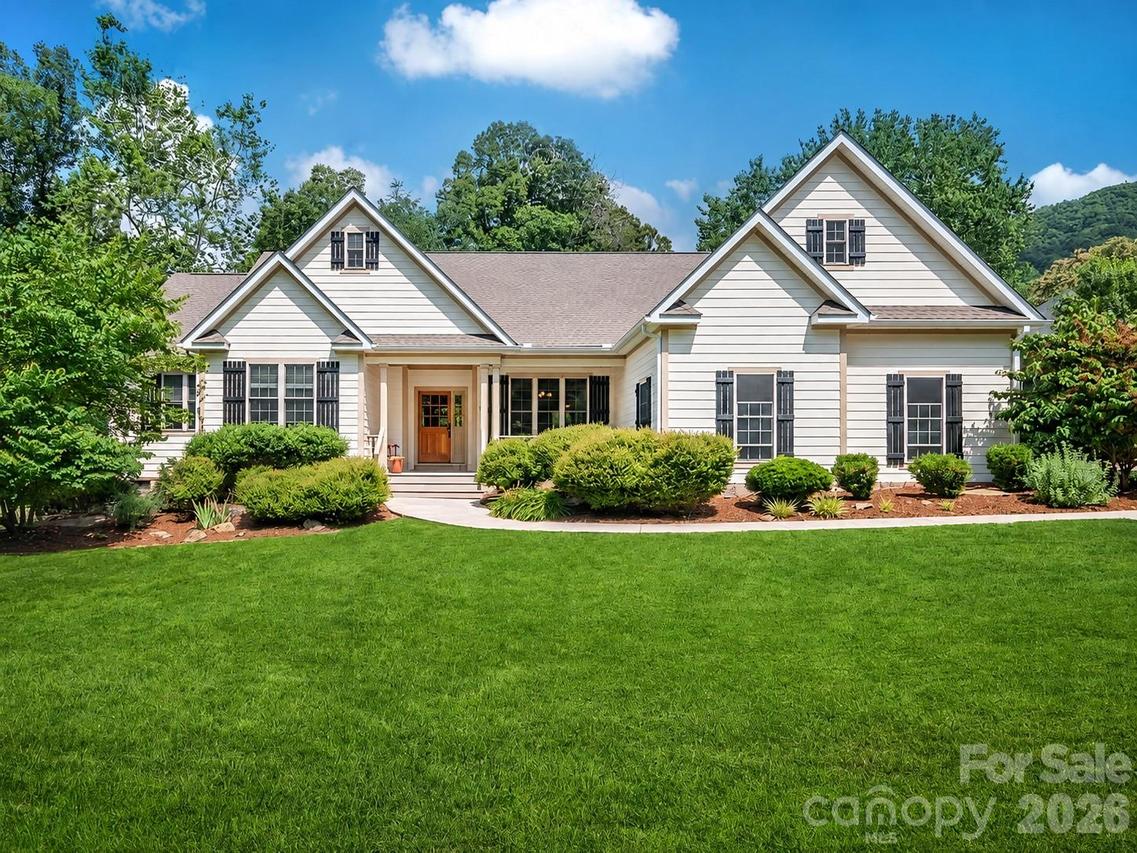 122 Twin Courts Dr., Weaverville, NC 28787