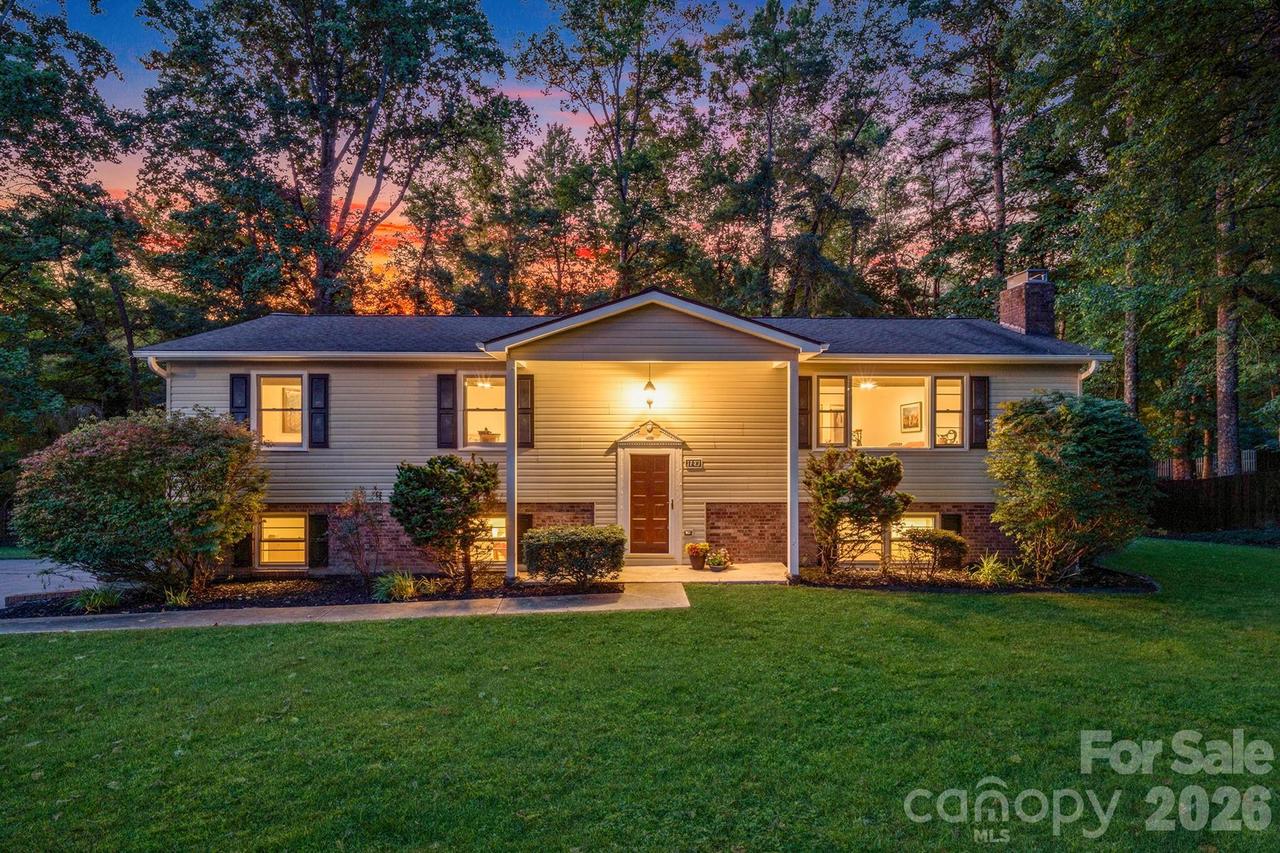 129 Whisperwood Dr., Hendersonville, NC 28791
