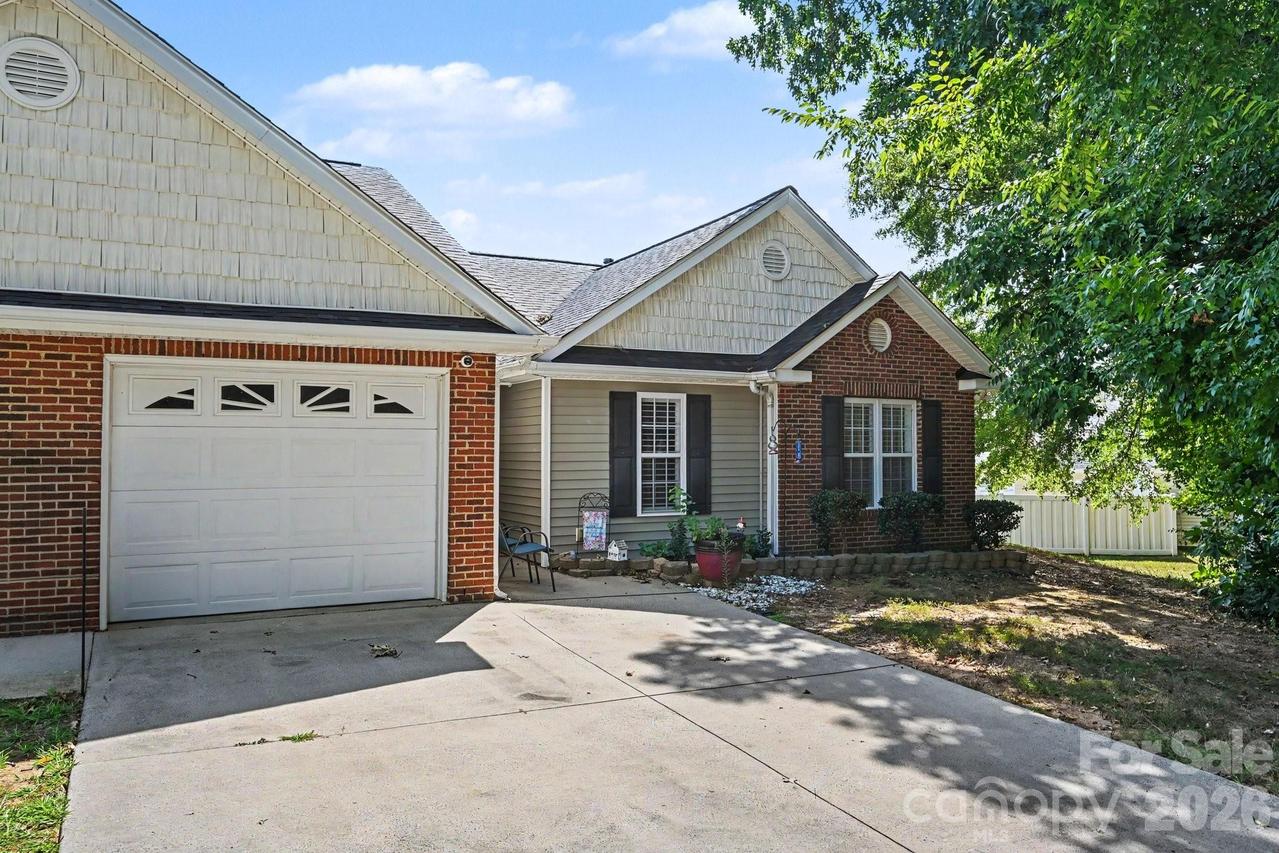 219 Edinburgh Ct., Mount Holly, NC 28120