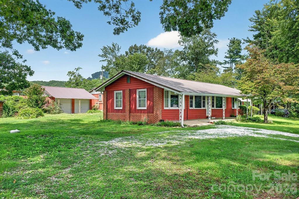 2409 Lucas St., Hendersonville, NC 28791