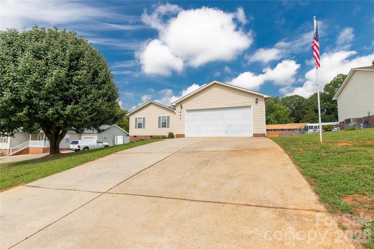 607 Helms Dr., Lowell, NC 28098