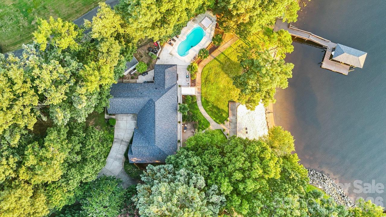 172 Mariner Pointe Ln., Mooresville, NC 28117