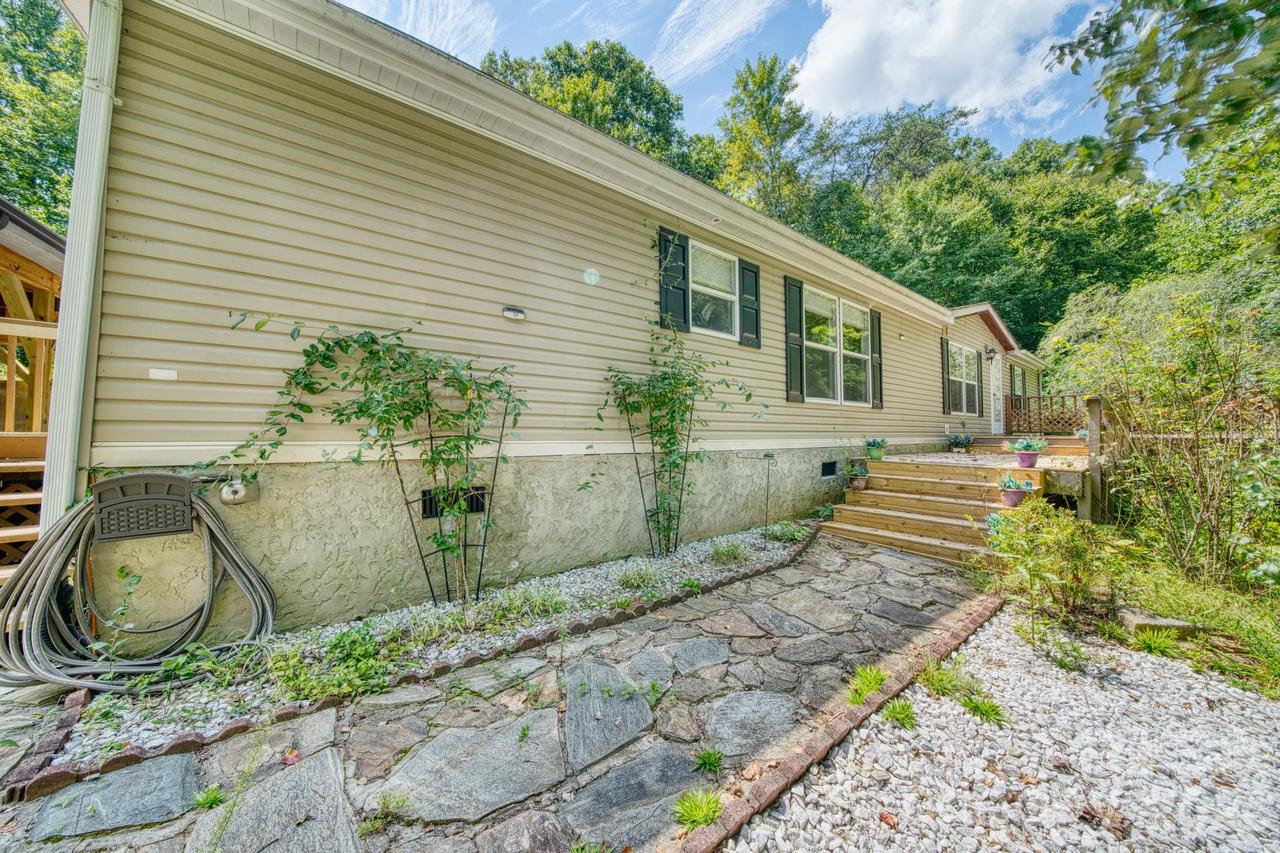 18 Henry White Ln., Leicester, NC 28748