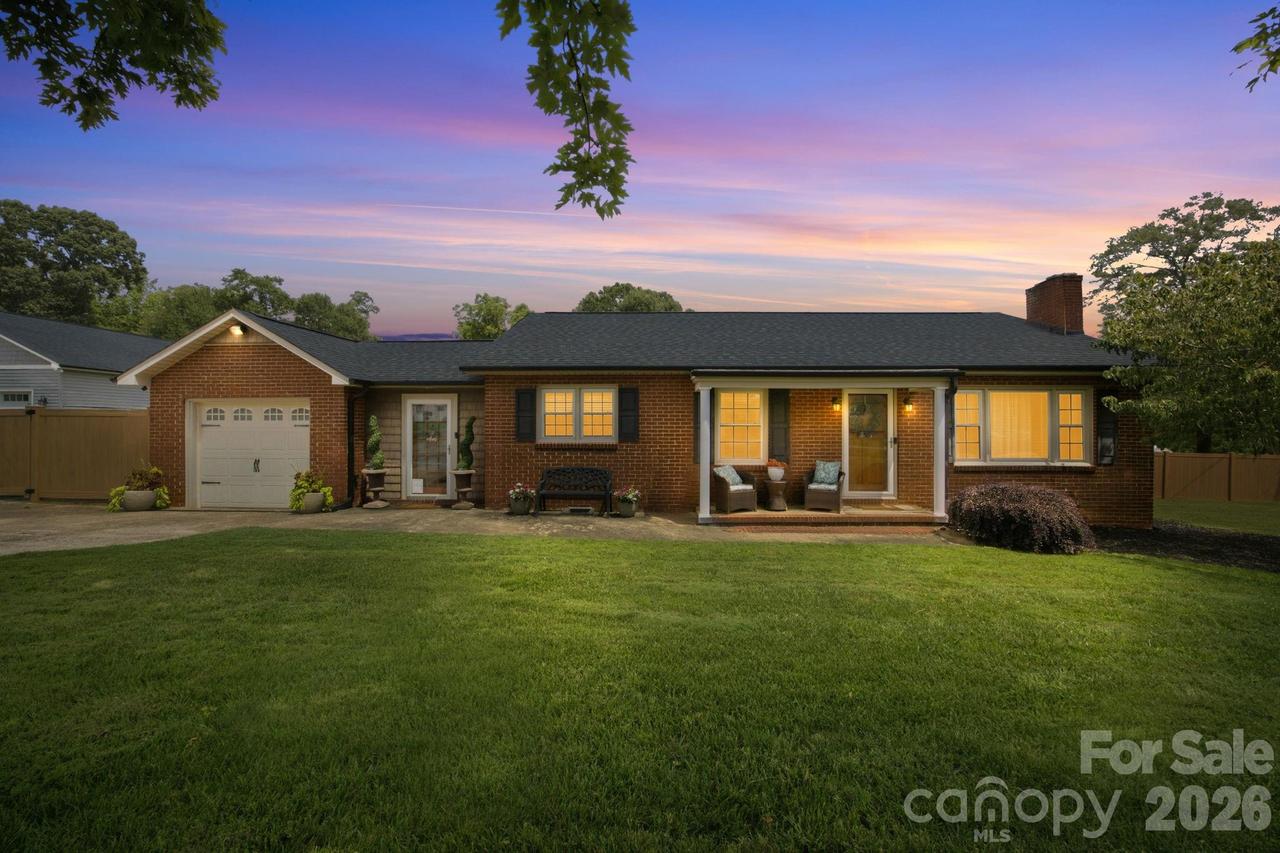 300 Eastwood Dr., Mount Holly, NC 28120