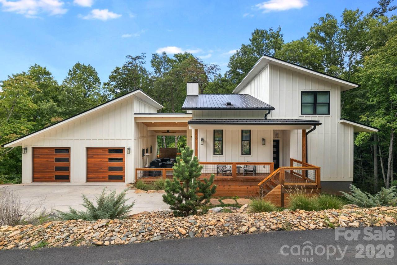 56 Creek Run Rd., Candler, NC 28715
