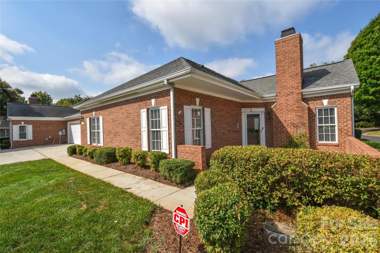 8332 Highland Glen Dr., Charlotte, NC 28269