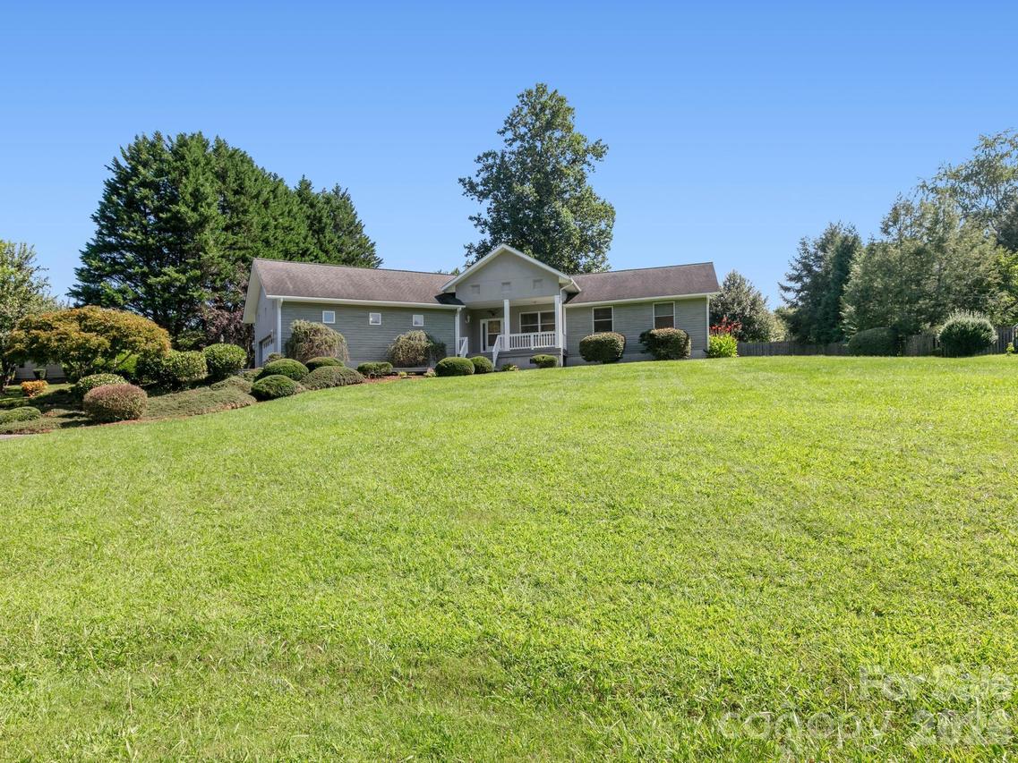 128 Stone House Rd., Hendersonville, NC 28739