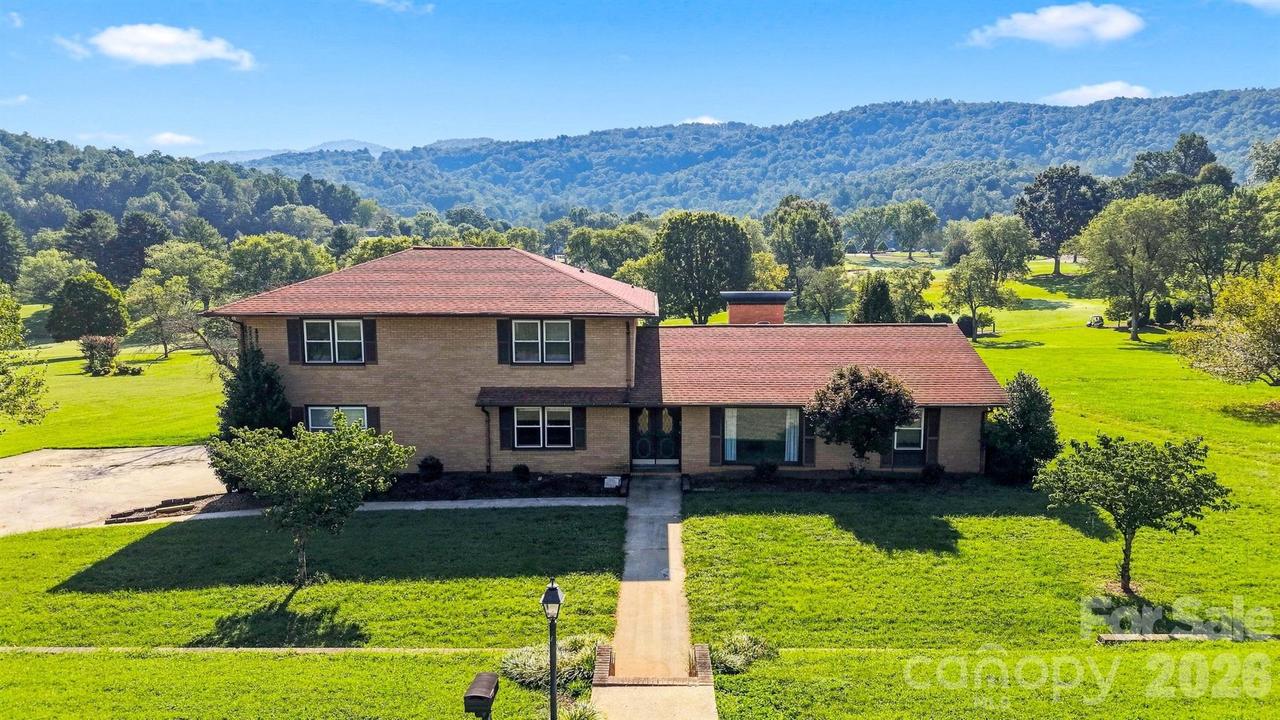 2796 Lakeview Dr., Lenoir, NC 28645