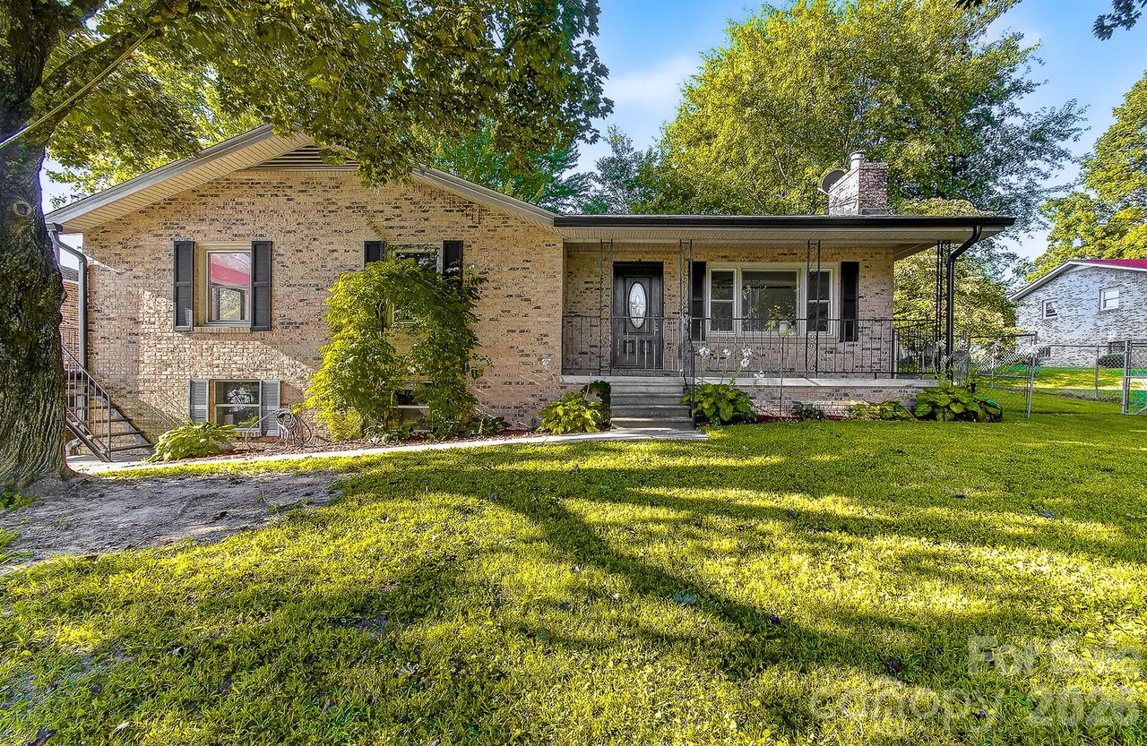 1371 Jackson Loop Rd., Flat Rock, NC 28731