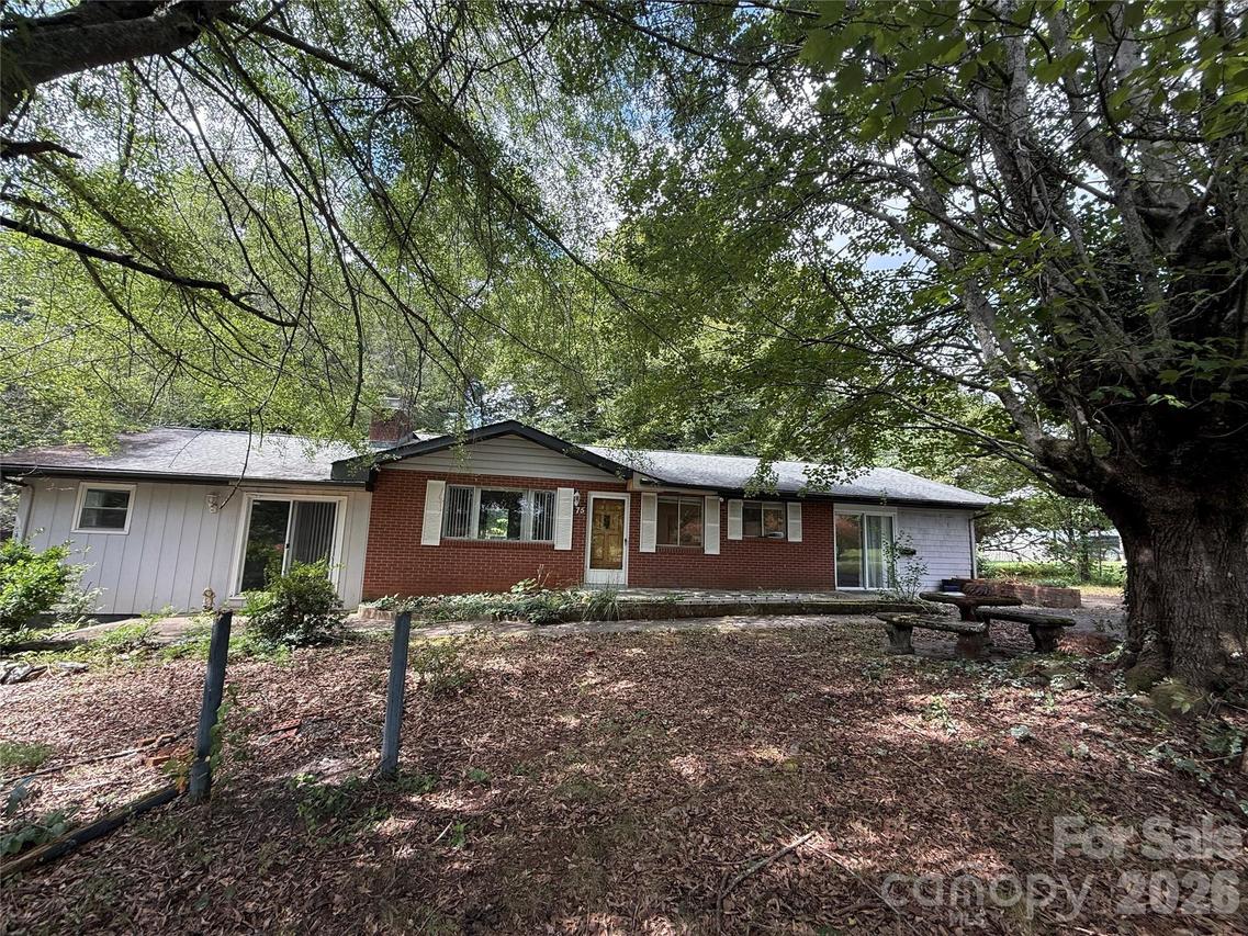75 Enchantment Cir., Etowah, NC 28729