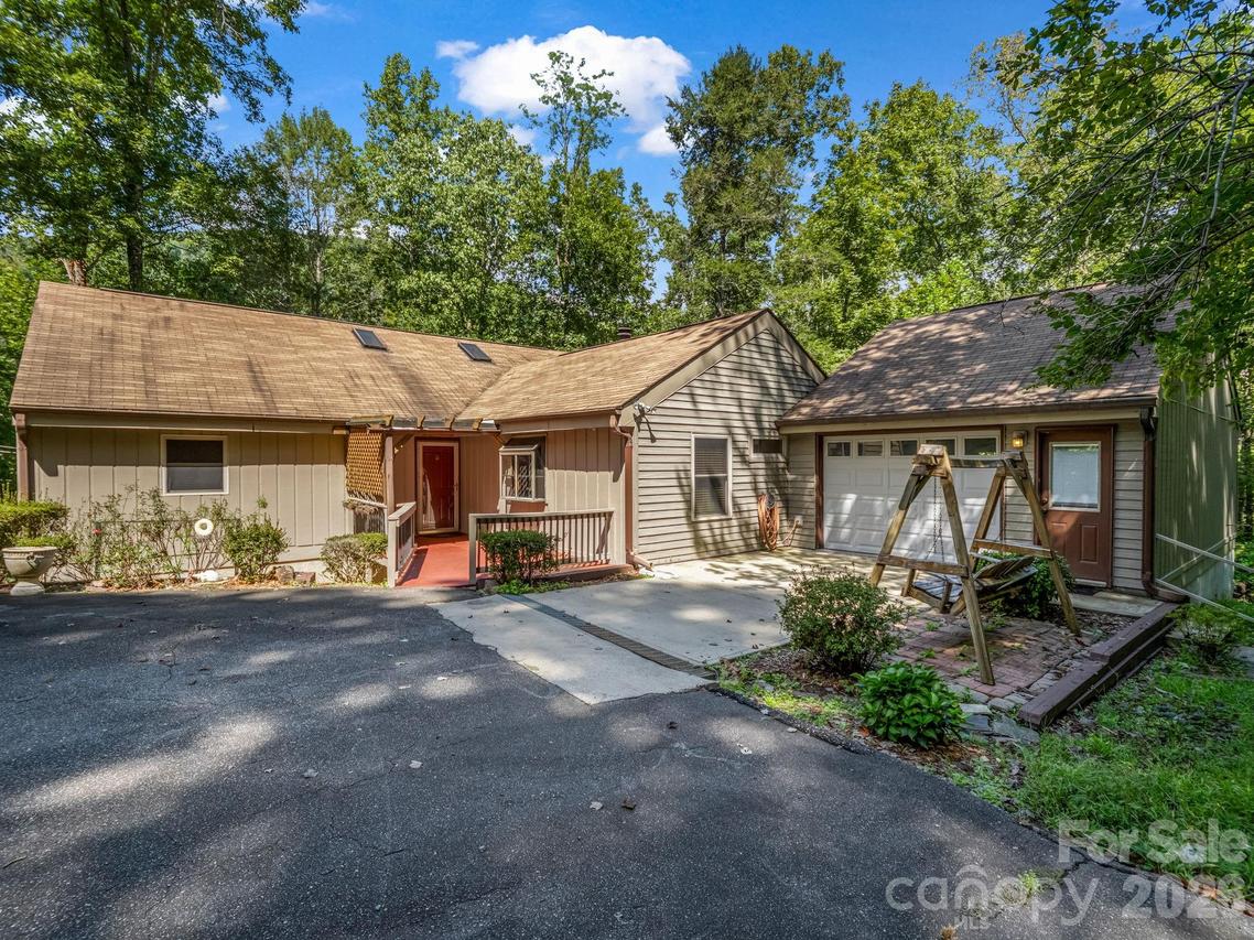 111 Buckeye Rd., Lake Lure, NC 28746