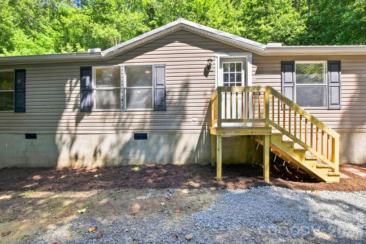 190 Pinewood Knoll Dr., Hendersonville, NC 28739
