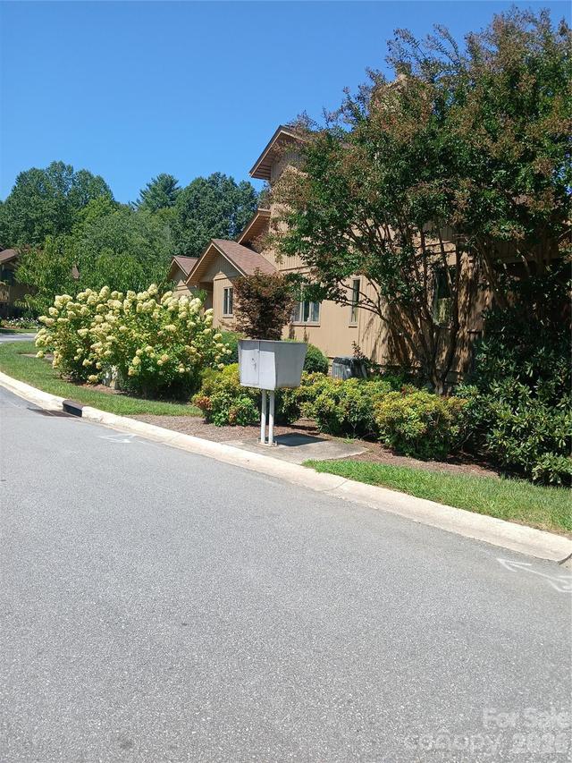 304 Red Oak Dr., Hendersonville, NC 28791