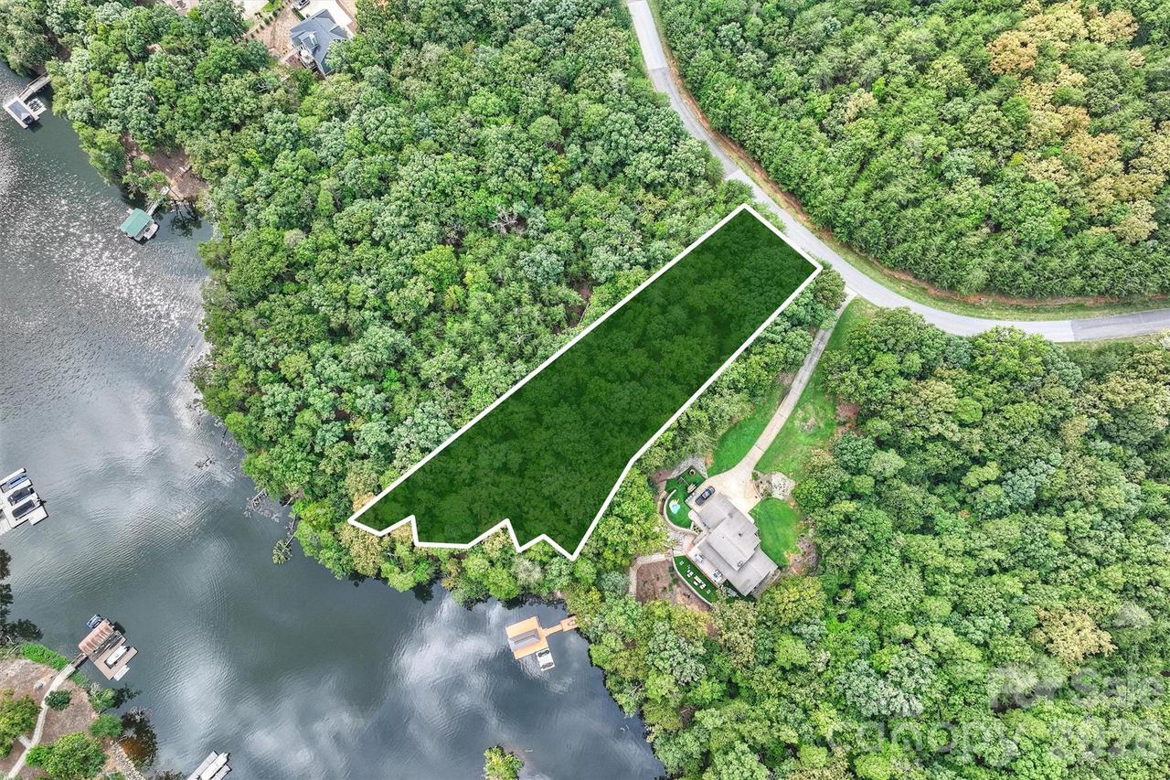 649 Whisper Lake Dr., New London, NC 28127