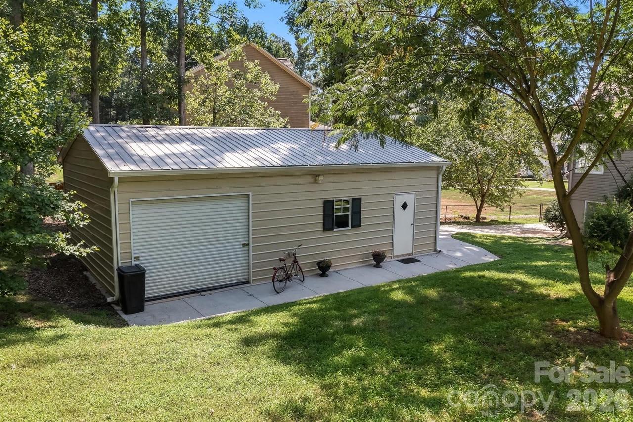 6168 Neptune Dr., Denver, NC 28037