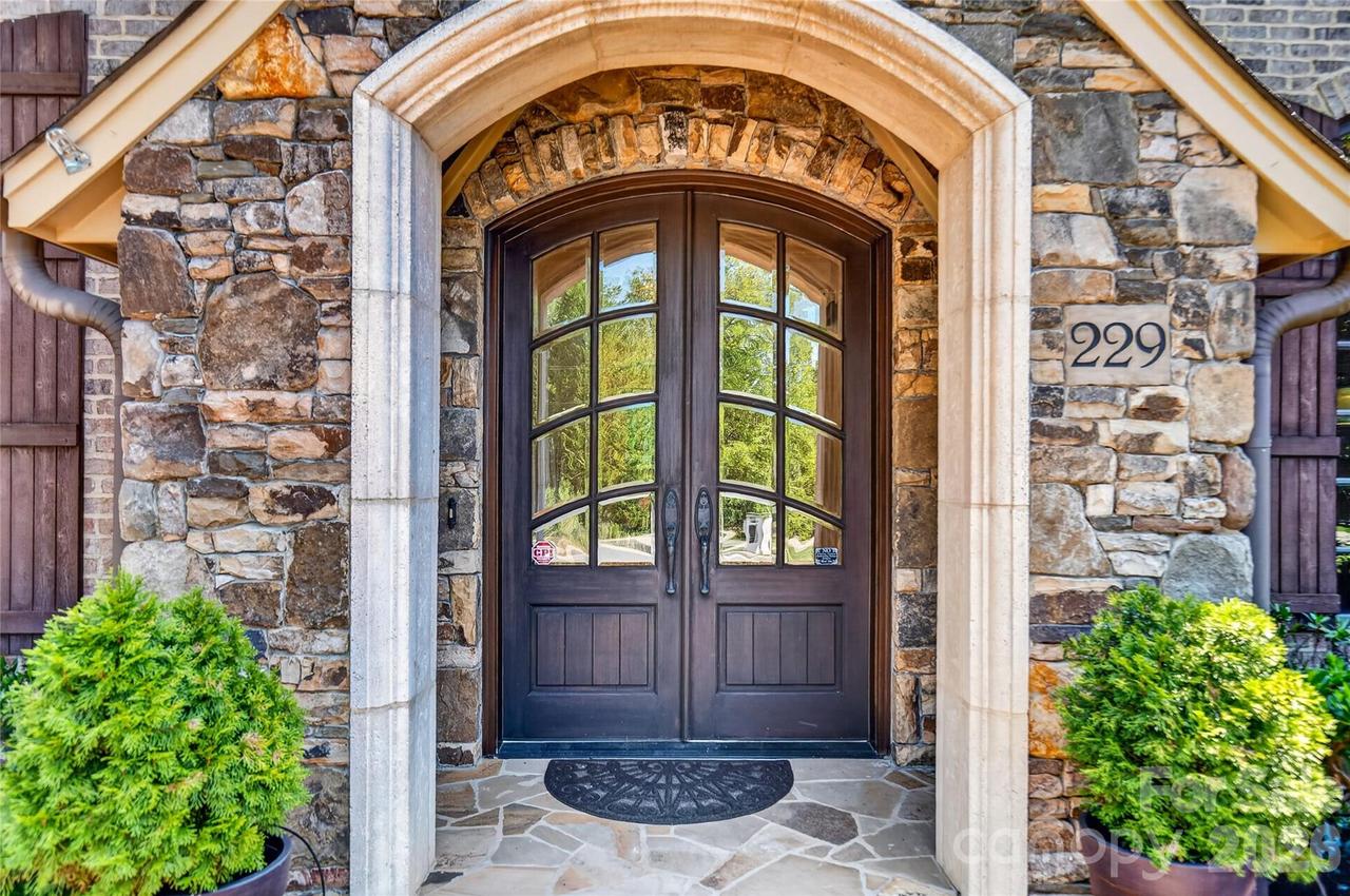229 Wrenwood Ln., Charlotte, NC 28211