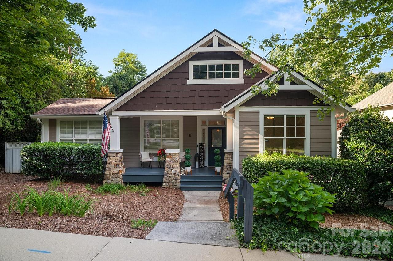 11 Town Cir., Flat Rock, NC 28731