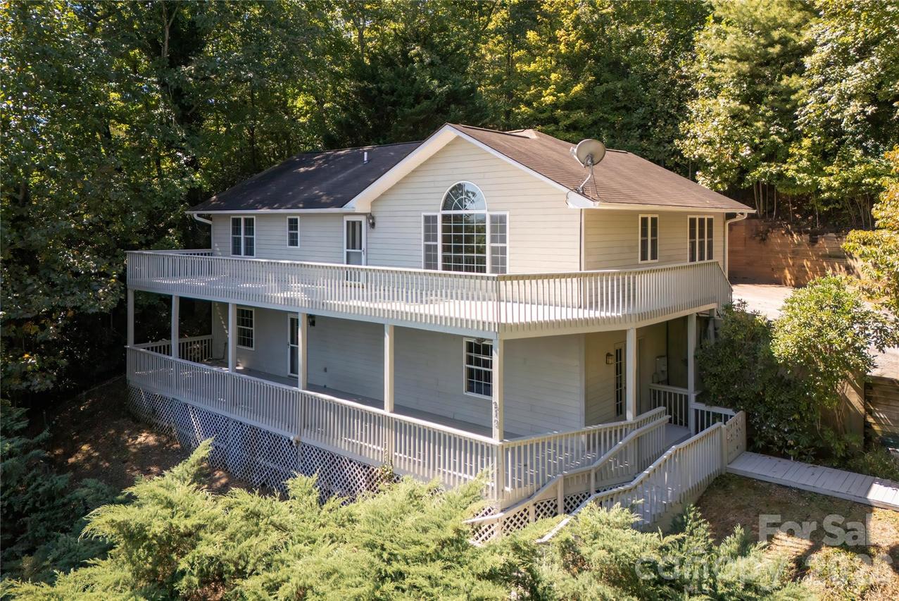 219 Greens View Dr., Horse Shoe, NC 28742