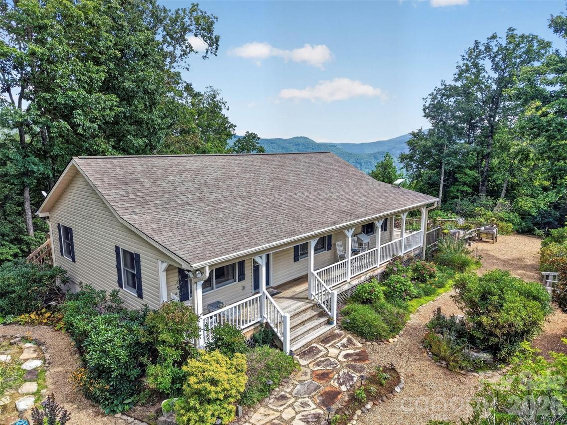 50 Autumn View Dr., Hendersonville, NC 28792
