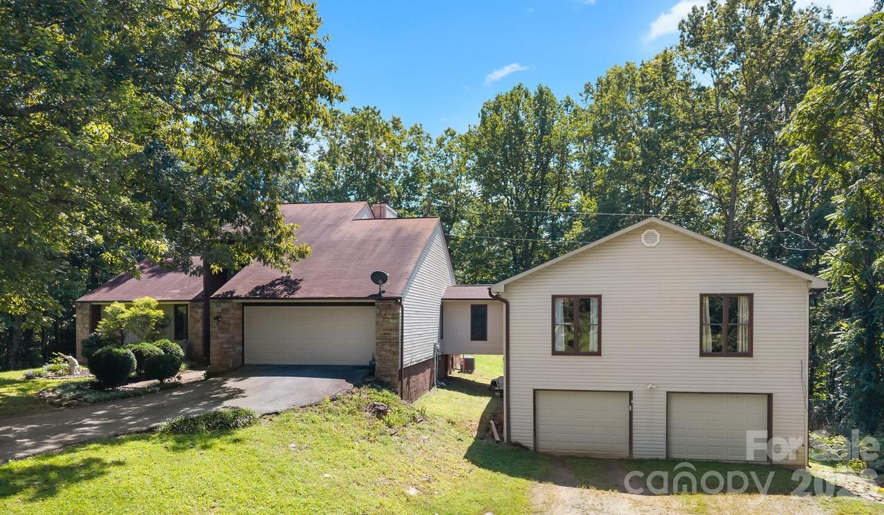 40 Country Bear Ln., Flat Rock, NC 28731