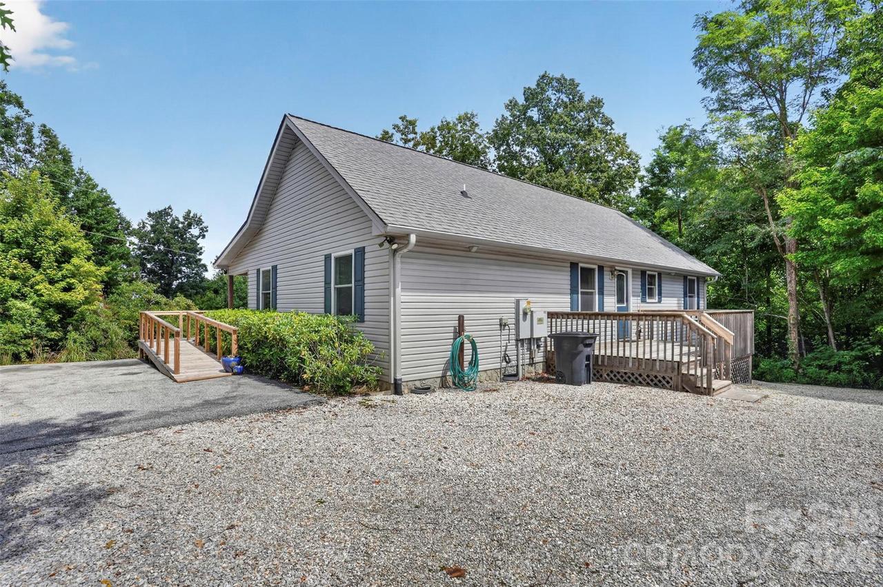 44 Autumn View Dr., Hendersonville, NC 28792