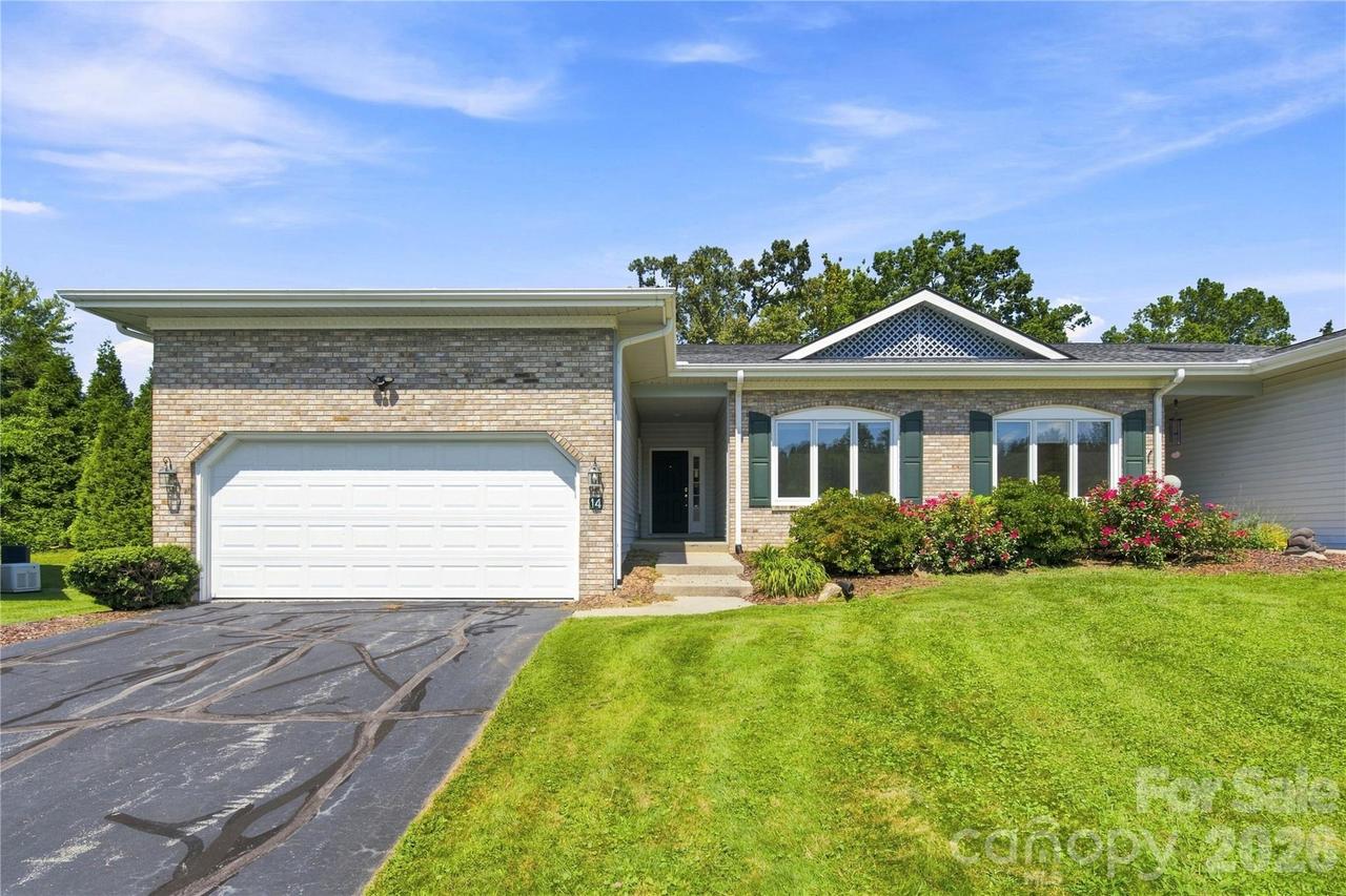 14 Country Meadows Ln., Hendersonville, NC 28792