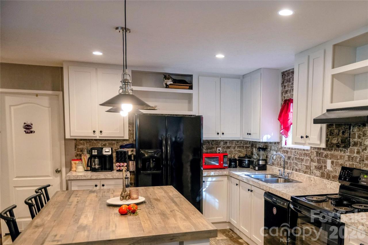 30 & 32 W Skyland Cir., Asheville, NC 28804