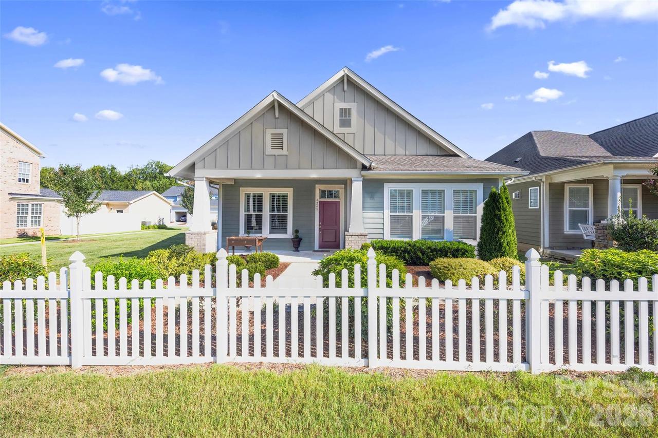 4245 Courtly Ln., Belmont, NC 28012