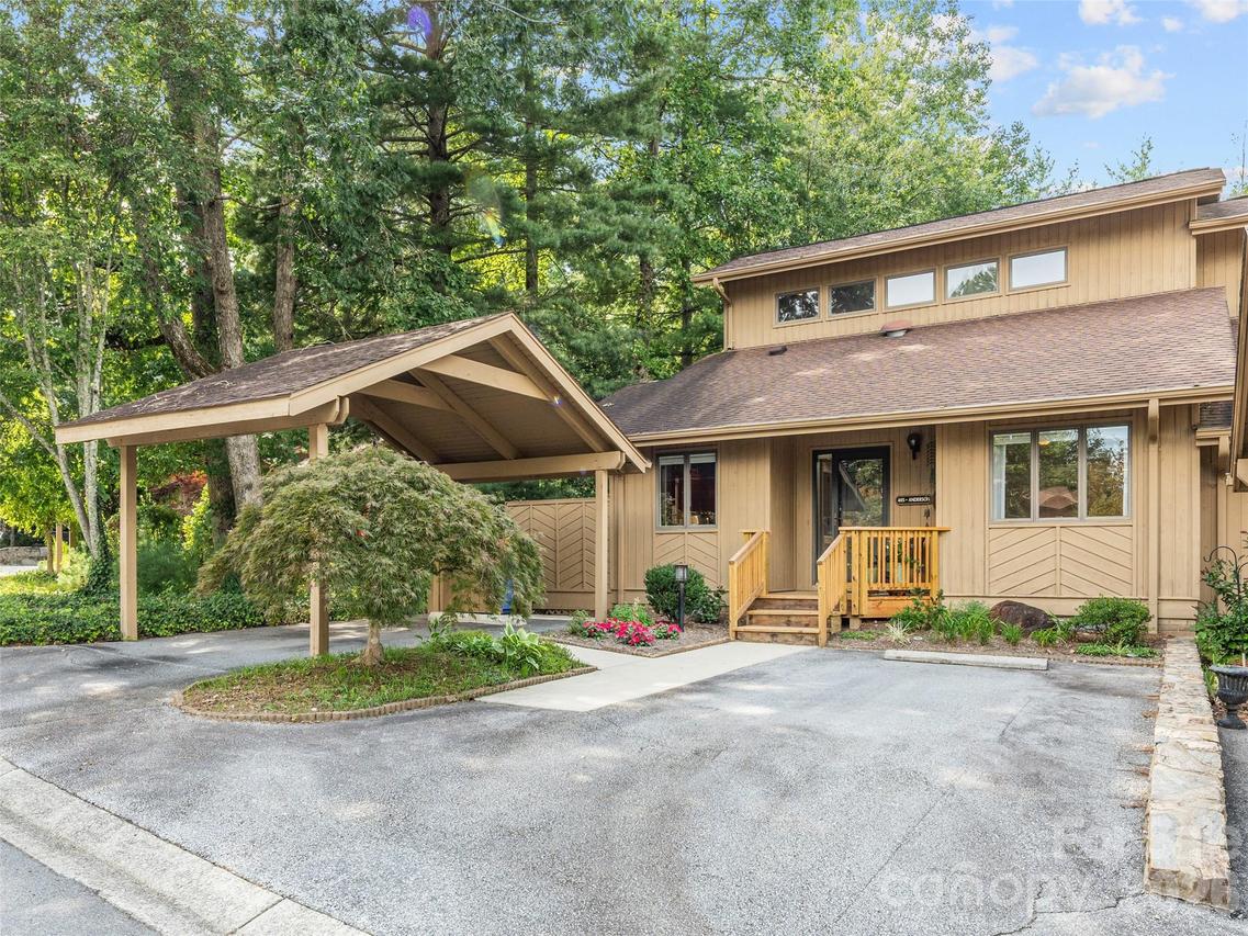 405 Red Oak Dr., Hendersonville, NC 28791