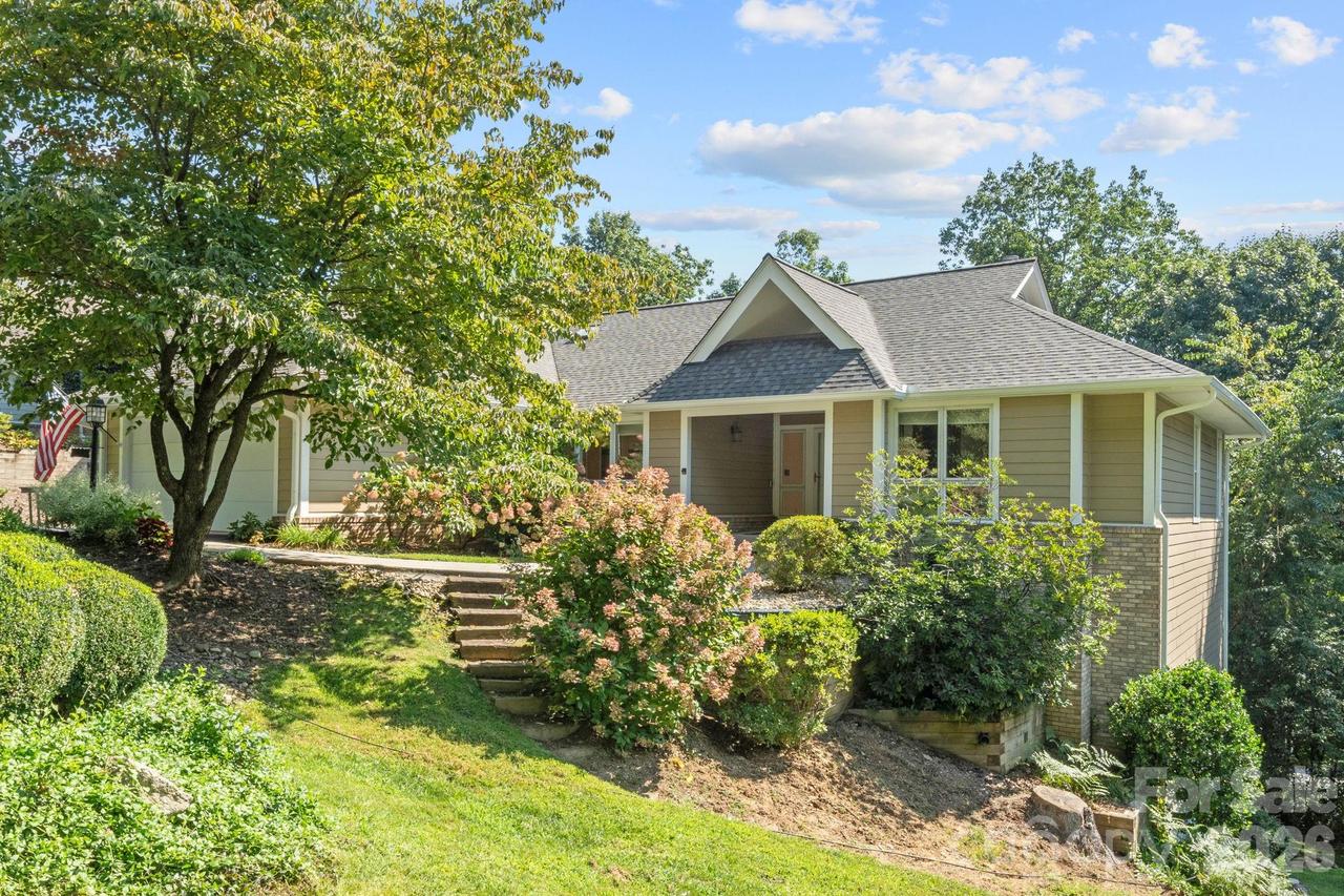 324 Dawnbrook Dr., Flat Rock, NC 28731
