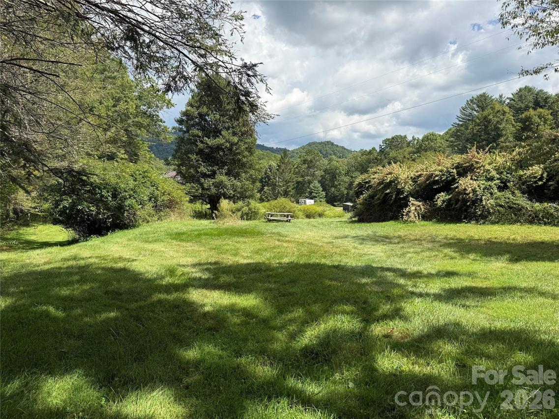 20 Triangle Rd., Tuckasegee, NC 28783