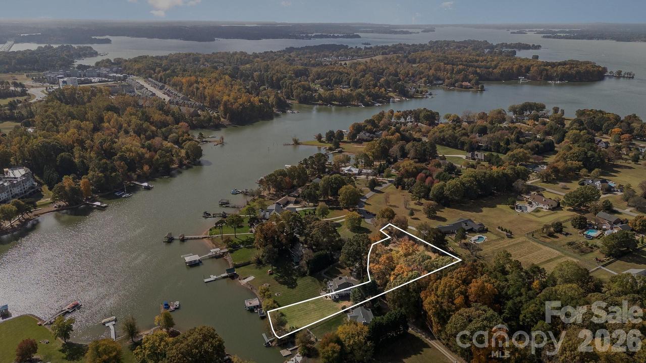 332 Queens Cove Rd., Mooresville, NC 28117