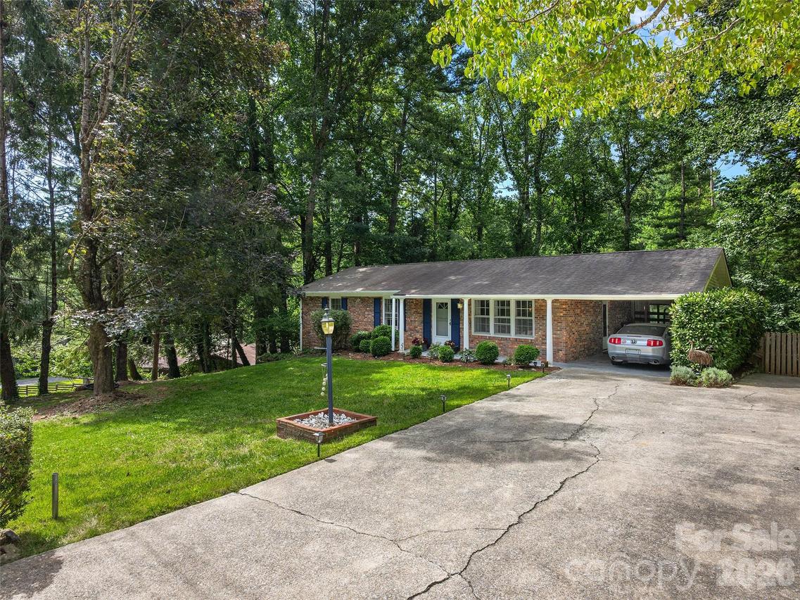 921 Indian Hill Rd., Hendersonville, NC 28791
