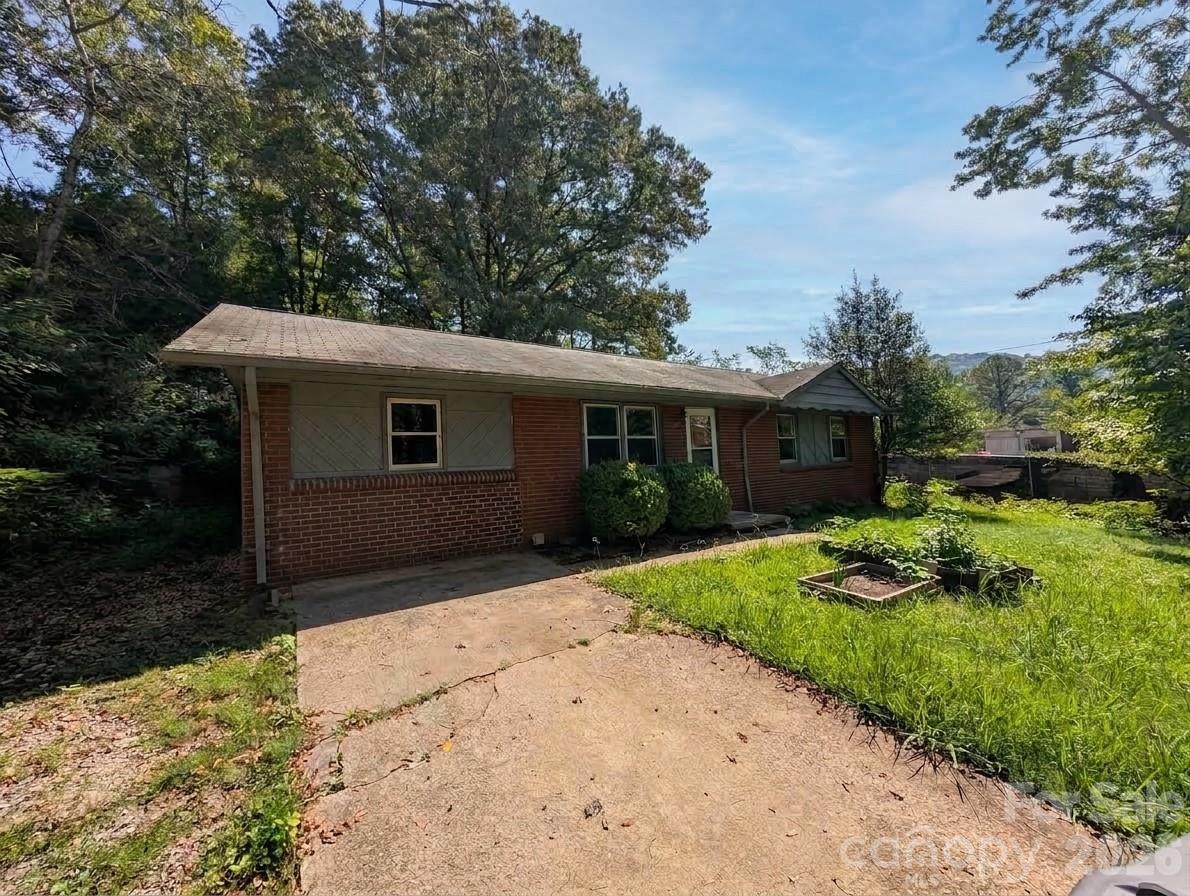 202 Melody Cir., Swannanoa, NC 28778