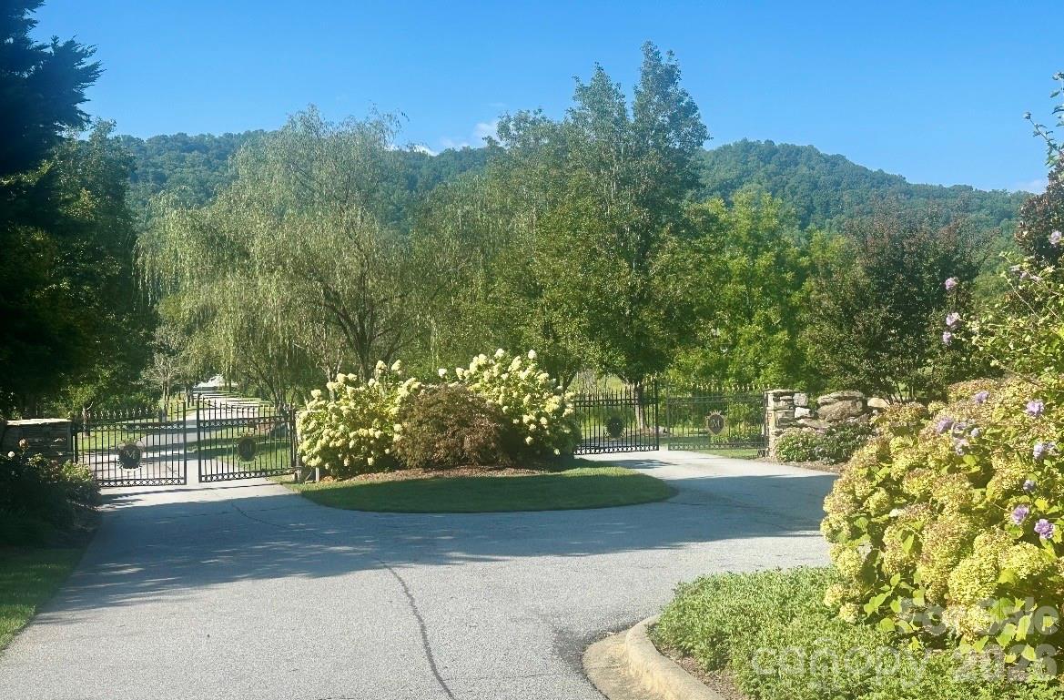 117 Sovereign Ln., Fairview, NC 28730
