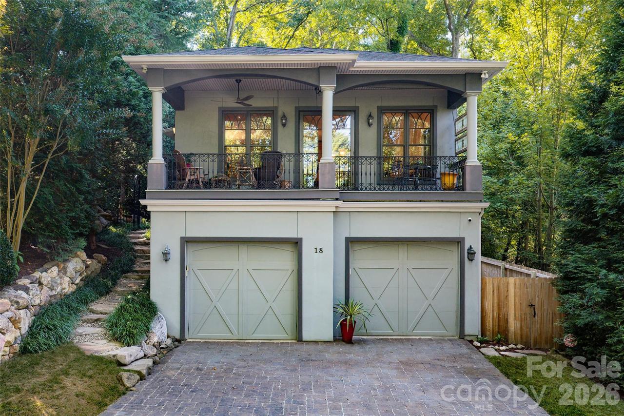 18 Woodlink Rd., Asheville, NC 28801