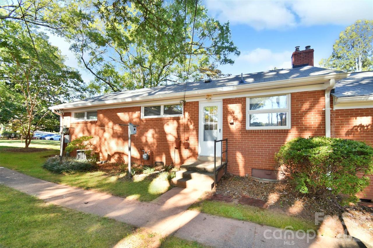 4547 Woodlark Ln., Charlotte, NC 28211