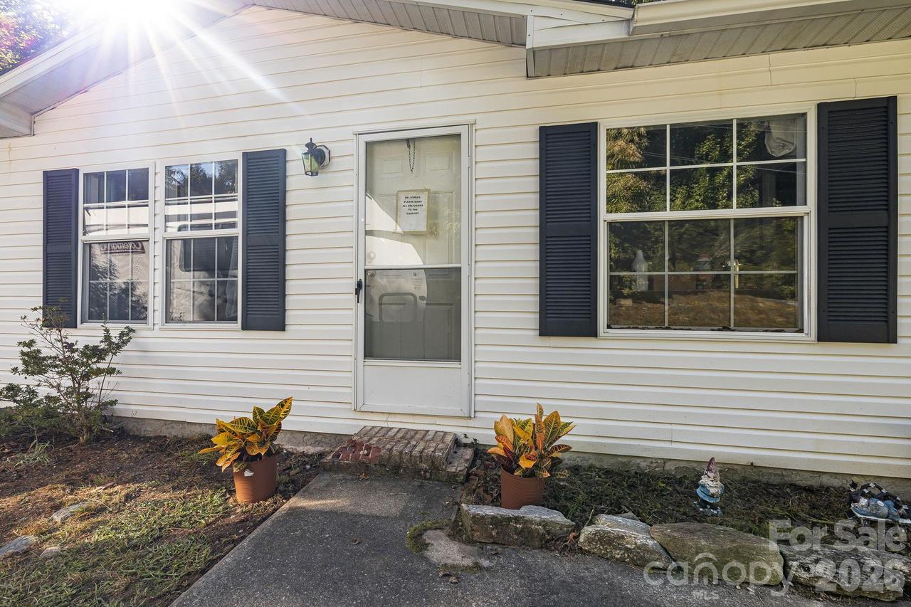96 Fallswood Ct., Hendersonville, NC 28739