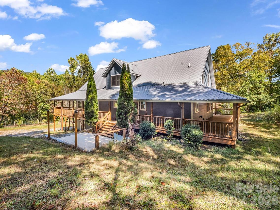 119 Mountain Bluff Tr., Hendersonville, NC 28792