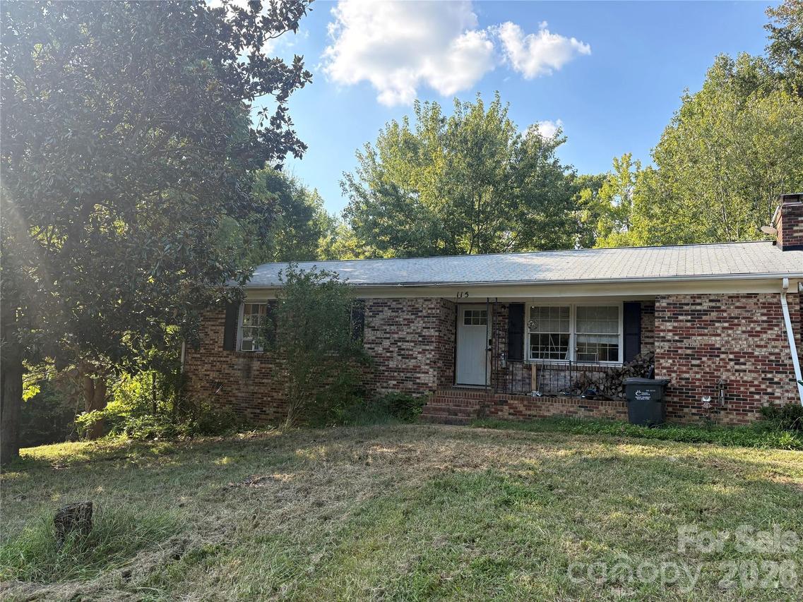 115 Wandering Ln., Bessemer City, NC 28016