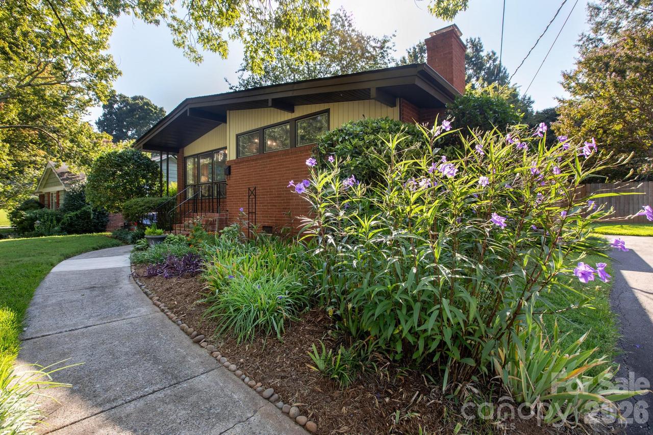 1526 Briarfield Dr., Charlotte, NC 28205