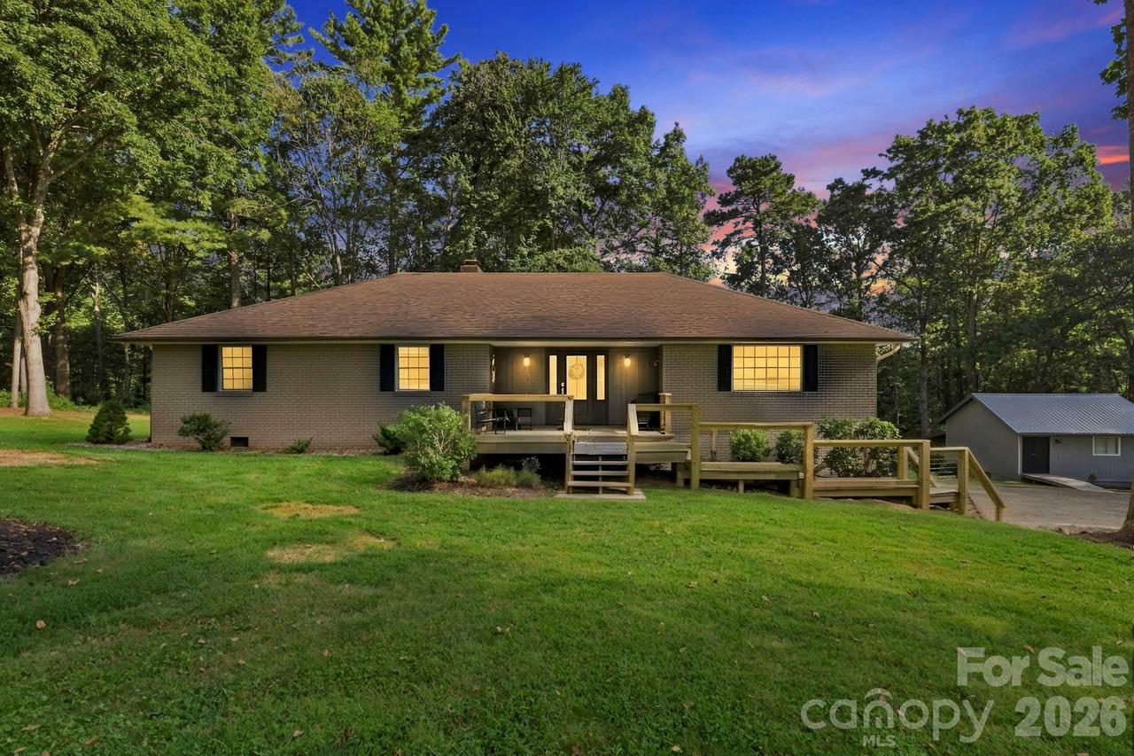 168 S Country Ln., Mills River, NC 28759