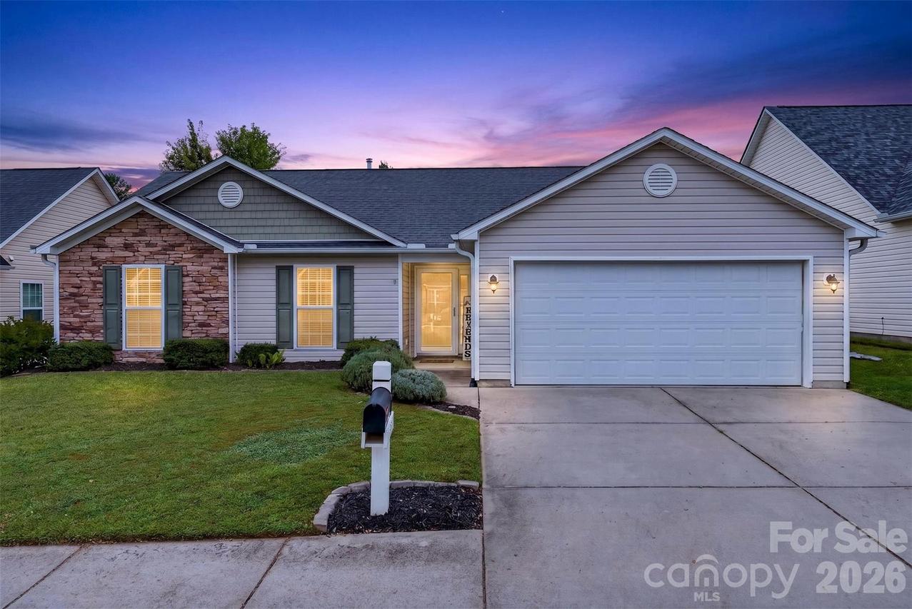 105 Creekwalk Ln., Hendersonville, NC 28792