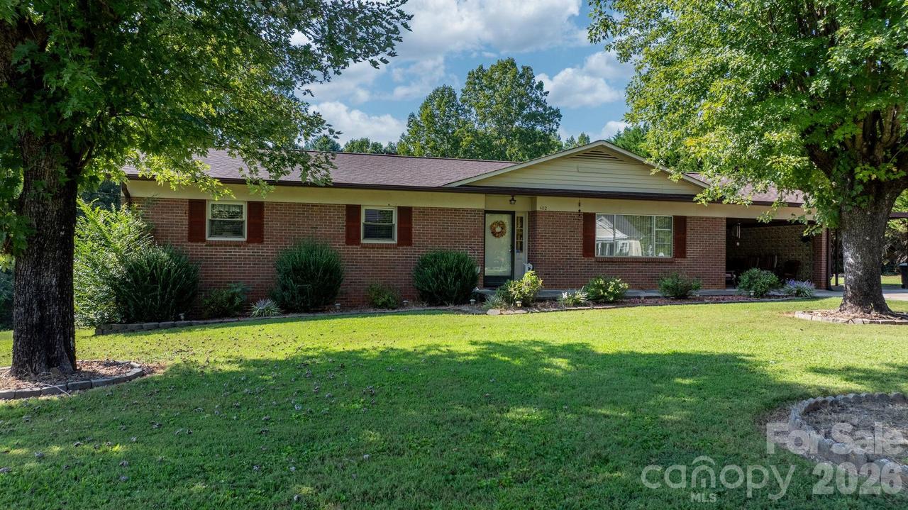 402 Dogwood Dr., Hickory, NC 28601