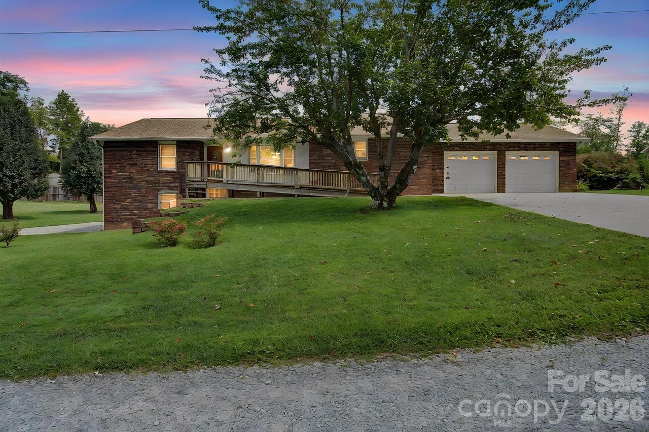 230 Blythewood Dr., Hendersonville, NC 28792