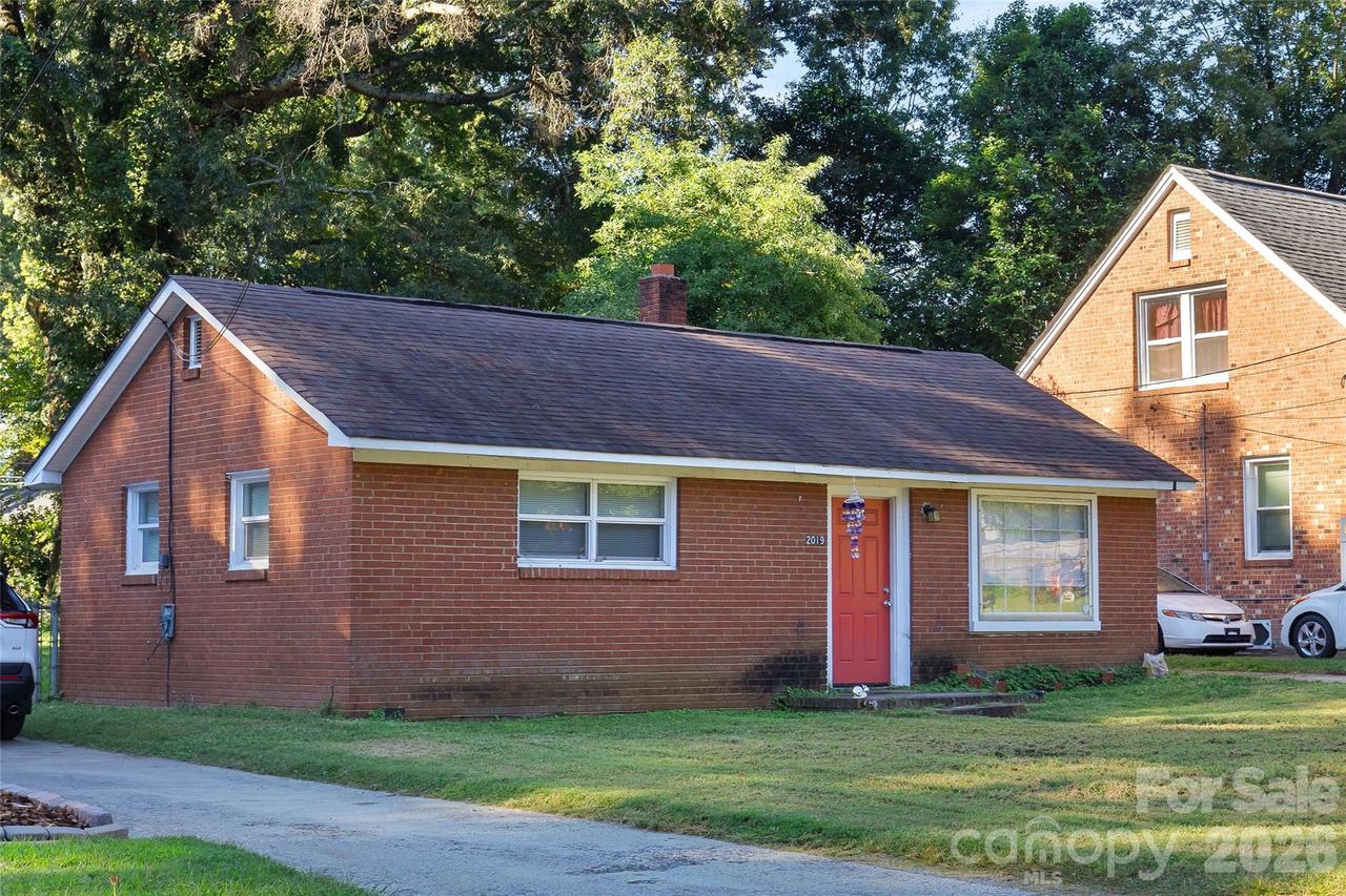 2019 St Mark St., Charlotte, NC 28216