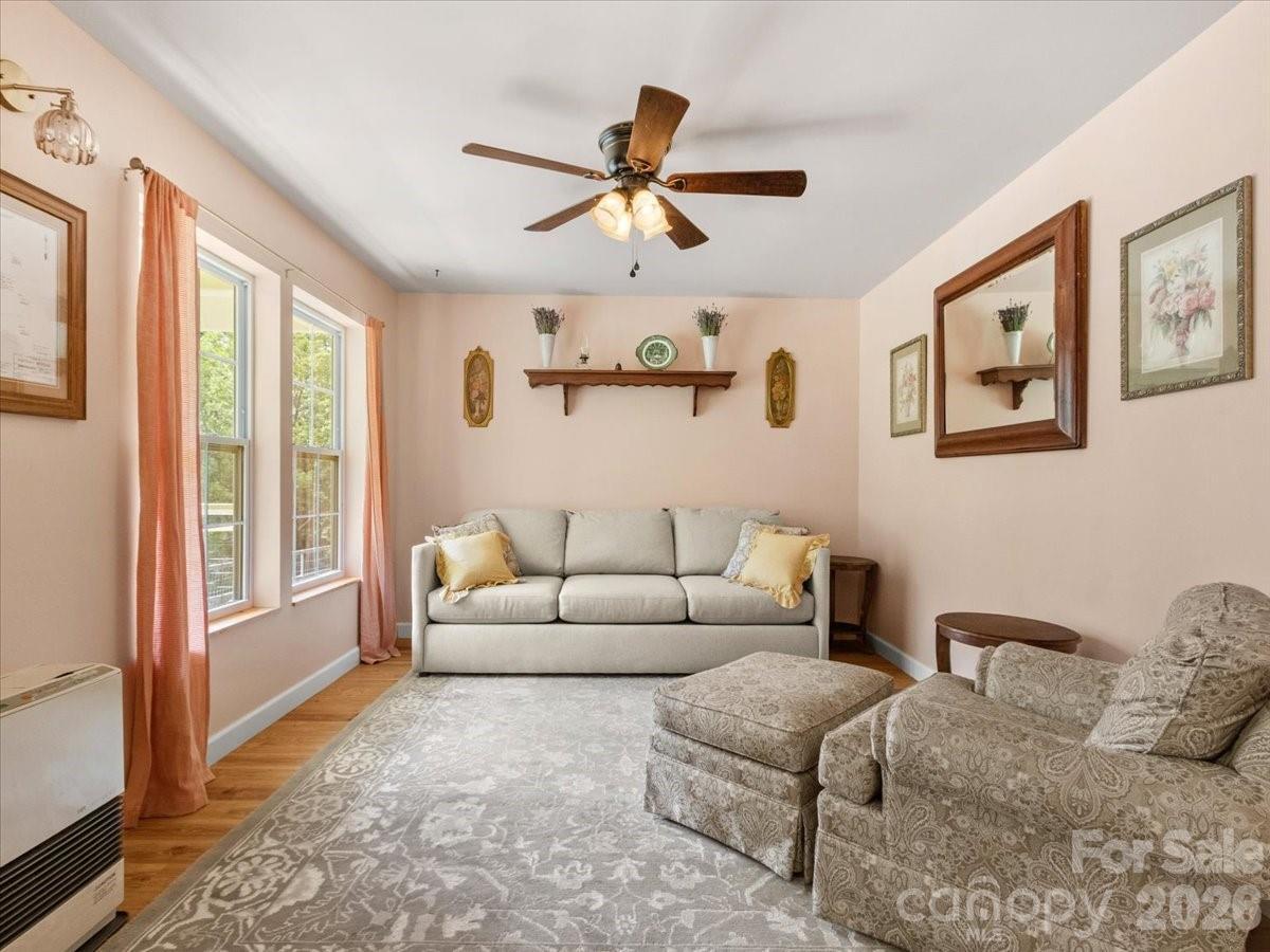427 Hardscrabble Rd., Burnsville, NC 28714