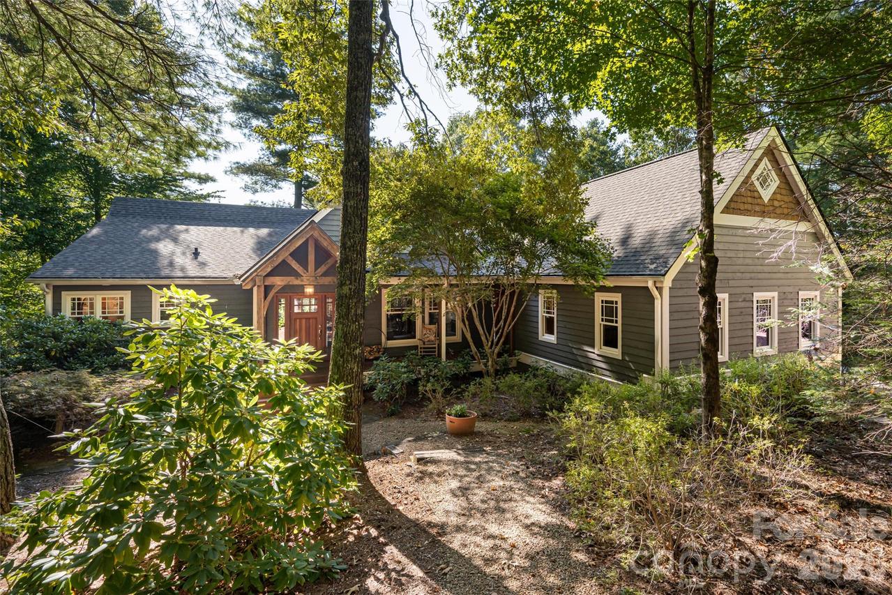 137 Bear Landing Dr., Hendersonville, NC 28792